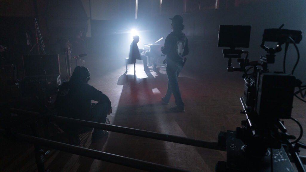 DreamPlay_BTS_Tap-with-Me_010_WEB Set up of a pianist